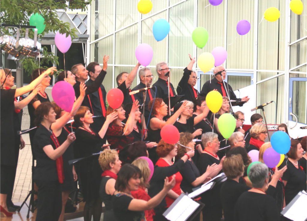 born to sing mit Luftballons