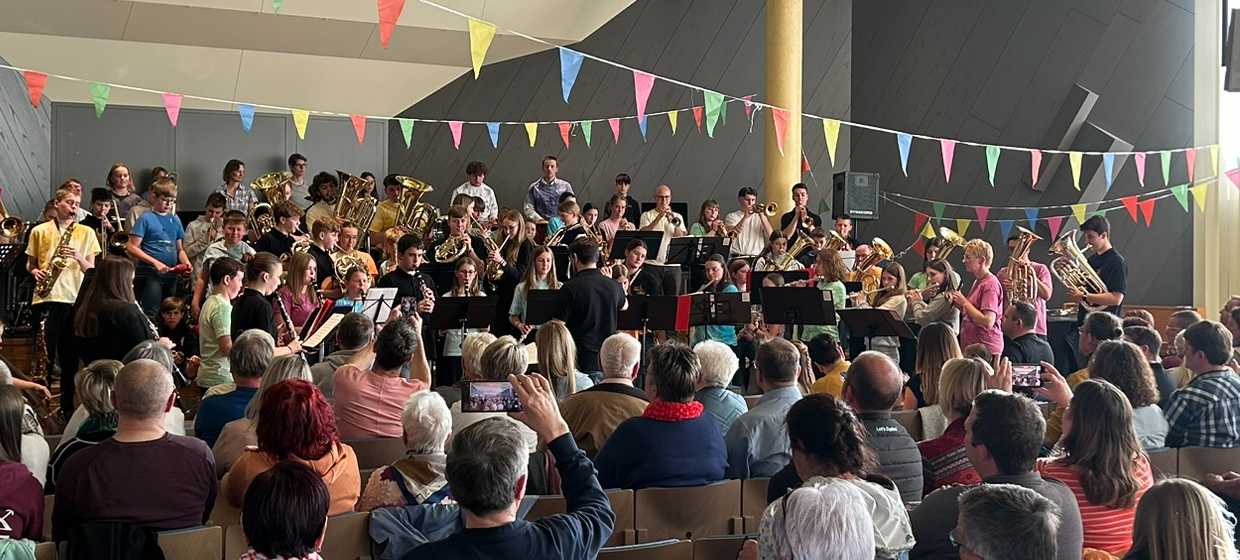 Bläserklassen und Ensembles beim Sommerkonzert auf der Bühne