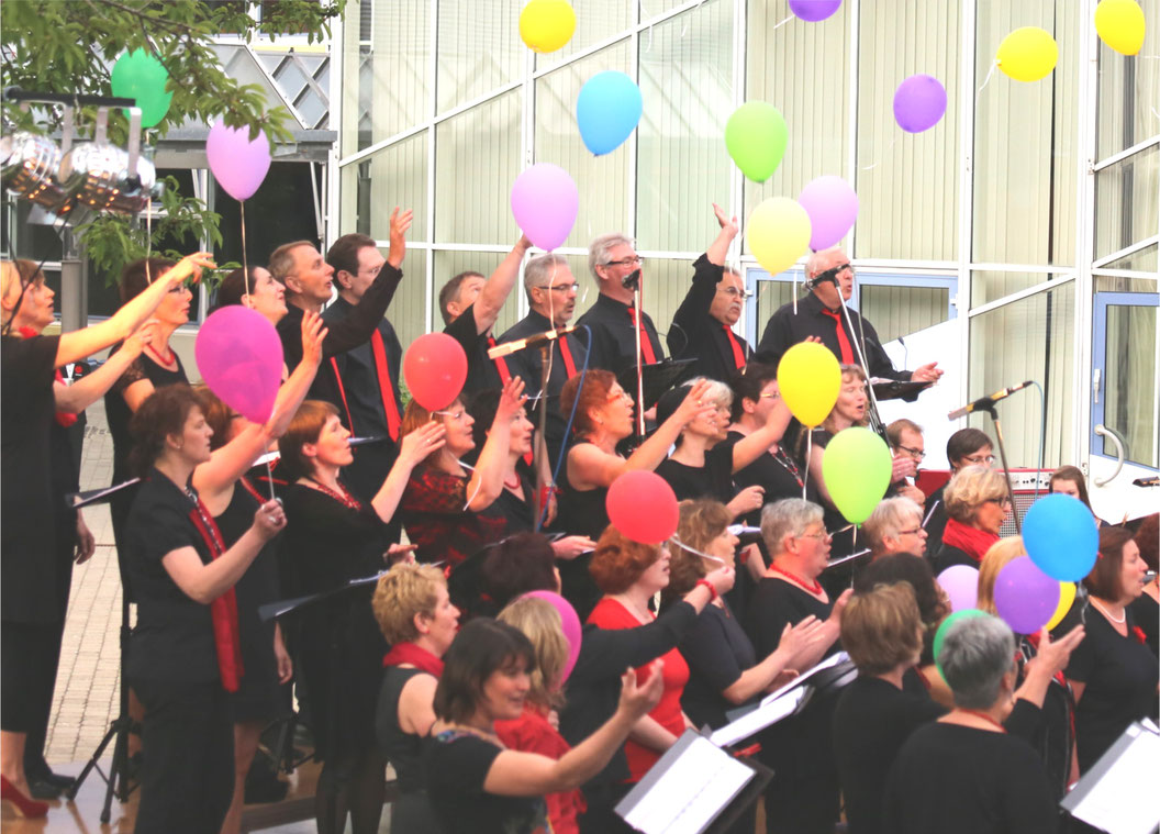 born to sing mit Luftballons