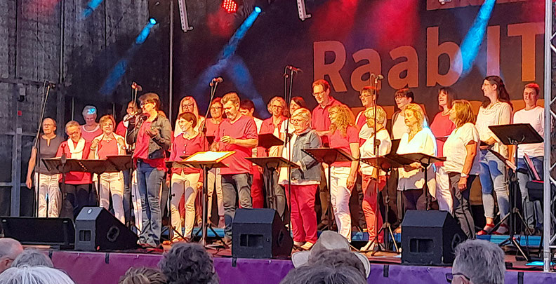 born to sing live auf der Bühne
